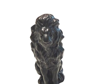 Skulptur av lejon i svart obsidian: Jordande, skyddande figurin