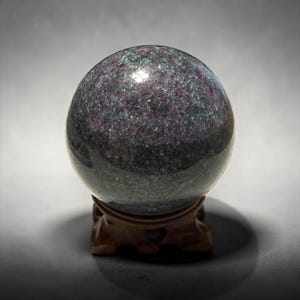 Esfera de zoisita rubí / Verde con inclusiones, piedra de equilibrio