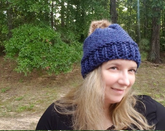 Dunkelblau gestrickte Mütze, Kunstpelz Pom Hut, Wintermütze, Warme Bommel Mütze, Geschenk für sie, Geschenk für Teenager