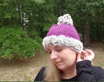 Lila und Grau gestrickte Beanie, weiche Kunstfell Bommelmütze, grobstrick Wintermütze, warme Bommelmütze, Geschenk für sie, Geschenk für Jugendliche