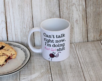 Geschenk für Strickerinnen, humorvolle Strick-Mädchen-Tasse, alberne Strickerin-Teetasse, lustige Wortspiel-Strick-Kaffeetasse, Neuheits-Becher