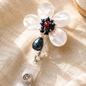 Märkesrulle med naturlig snäckskal, infällbar ID-hållare med sötvattenspärla, elegant blommig märkklämma, present till sjuksköterska och lärare