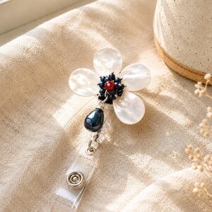 Badgehouder met bloemenmotief van natuurlijke schelp, intrekbare ID-houder met zoetwaterparel, elegante badgeclip met bloemenmotief, cadeau voor verpleegkundigen en leraren
