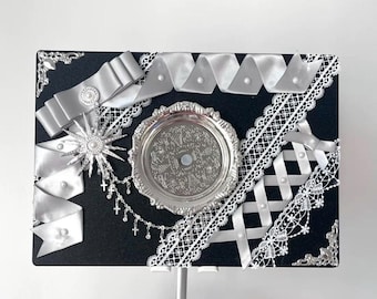 Gothic Spitze Schleife Ita Tascheneinsatz Korsett Kreuz Charm Pinnwand Anime Merch Display Base Elegant kokett Accessoire Kawaii Sammler Geschenk