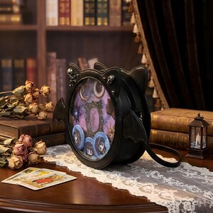 Fledermaus Flügel Ita Bag Crossbody, Vamp Romantische Goth Geldbörse, Whimsigoth Pin Display, Jirai Kei Mode, Schwarze Katze Fenster Tote, Dark Academia Geschenk Bild 3