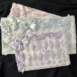 Tablero de exhibición de pines con lazo de cinta pastel y ribete de encaje para bolsos Ita. Base elegante para merchandising de anime, accesorio kawaii para convenciones de cosplay. Regalo ideal.