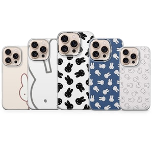Puede incluir: Cinco fundas para tel&eacute;fono con dise&ntilde;os de conejos. Las fundas presentan varios patrones, incluyendo un contorno grande de conejo, siluetas de conejos negros y caras de conejos repetidas en blanco y azul. Las fundas son de color crema, blanco y azul.