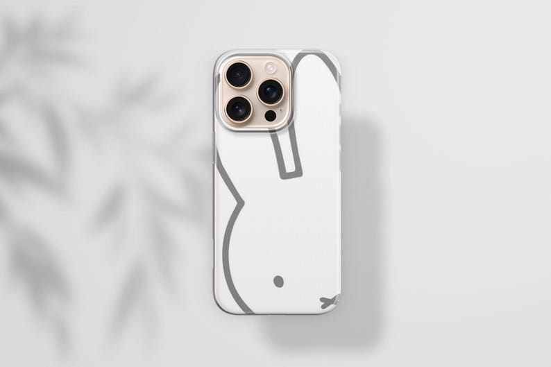 Puede incluir: Funda de tel&eacute;fono blanca con un contorno gris de un conejo. El dise&ntilde;o minimalista destaca la silueta y los rasgos faciales del conejo. La funda tiene un borde transparente y un m&oacute;dulo de c&aacute;mara.