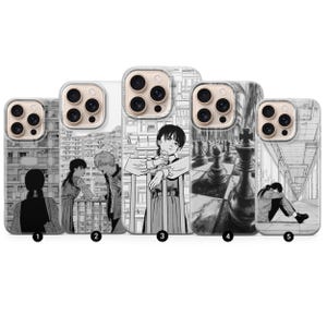 Può includere: Una collezione di cinque custodie per telefono con illustrazioni in bianco e nero in stile manga. I disegni includono scene di personaggi, edifici e pezzi degli scacchi. Ogni custodia ha un bordo trasparente attorno alla fotocamera.