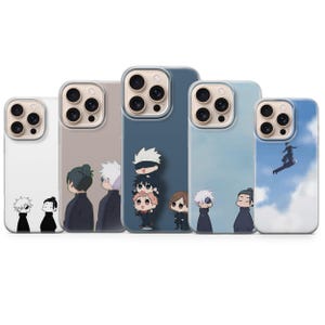 Könnte beinhalten: Fünf Handyhüllen mit Anime-Charakter-Designs. Die Hüllen zeigen verschiedene Charaktere in unterschiedlichen Posen und Umgebungen, mit Farben wie Weiß, Blau und Braun. Die Hüllen sind für ein Smartphone konzipiert.