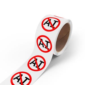 Puede incluir: Un rollo de pegatinas blancas con un círculo rojo y una barra diagonal sobre las letras "AT" en negro. Las pegatinas están sobre un fondo blanco.