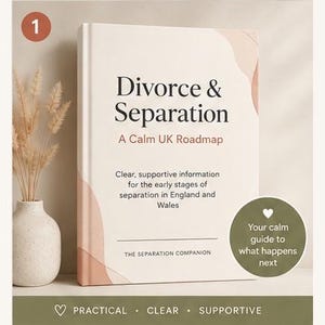 Op de afbeelding: Een hardcover boek getiteld Divorce & Separation: A Calm UK Roadmap, met een crèmekleurige kaft en perzikkleurige abstracte vormen. De tekst bevat duidelijke en ondersteunende informatie voor de vroege fasen van scheiding in Engeland en Wales.