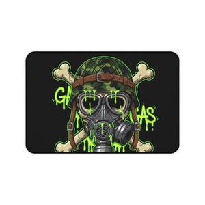 Puede incluir: Alfombrilla de ratón rectangular negra con una calavera que lleva un casco militar y una máscara de gas. La calavera está colocada sobre huesos cruzados. La palabra "GAS" está escrita en letras verdes goteantes. El casco tiene un patrón de camuflaje.