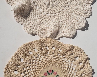 Vintage handgehaakte katoenen onderleggers x2 ivoor en bruin ronde bloemen geschulpte rand
