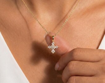 Collier croix en moissanite, pendentif croix en cristal délicat, bijoux religieux minimalistes, cadeau de baptême/confirmation, chaîne délicate pour femme