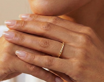 Bague torsadée délicate, bague empilable en or moissanite 14 carats, bague de mariée minimaliste, cadeau pour elle, cadeau de demoiselle d'honneur, bague d'anniversaire pour elle