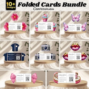 Puede incluir: Un paquete de tarjetas plegadas con varios diseños, incluyendo flores, cupcakes, mariposas, cámaras, labios, lazos y una caja de joyas. Las tarjetas se muestran en pequeñas plataformas redondas con un fondo de tela blanca. El texto "10+ Designs" y "Folded Cards Bundle" son visibles.