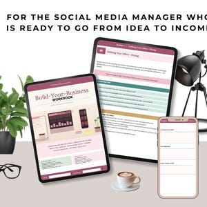 Può includere: Immagine con un quaderno di lavoro intitolato "Build-Your-Business" e un tablet che mostra una guida aziendale. Sono visibili anche uno smartphone, una tazza di caffè, una lampada da scrivania, una pianta in vaso e occhiali. Il testo in alto recita: "FOR THE SOCIAL MEDIA MANAGER WHO IS READY TO GO FROM IDEA TO INCOME."