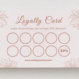 Op de afbeelding: Lichtroze klantenkaart met madeliefjesillustraties. De kaart leest "Loyalty Card" en "enjoy 10 purchase, you will get 50% discount". Het heeft tien cirkels voor stempels en een 50% kortingsindicator. De website is ook zichtbaar.