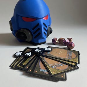 Scatola porta-mazzo con casco spaziale fantascientifico / MTG Commander, contenitore per dadi, porta-carte magnetico stampato in 3D