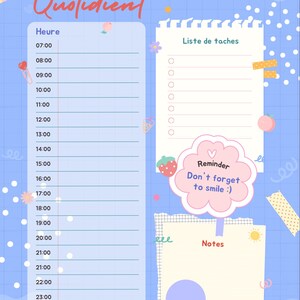 Puede incluir: Un planificador diario azul y blanco con las palabras "Agenda Quotidien" en la parte superior. El planificador incluye secciones para la hora, una lista de tareas, notas y un recordatorio que dice "¡No olvides sonreír! :)". Elementos decorativos incluyen pegatinas e ilustraciones.