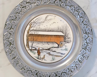 Talerz z motywem mostu w stylu vintage Wilton Armetale | Talerz z cyny z bluszczem | Rustykalny talerz z motywem zimowym | Dekoracja ścienna w stylu rustykalnym | RWP Columbia PA