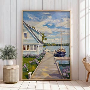 Peut inclure: Une impression d'art mural encadrée représentant une maison bleu clair avec des garnitures blanches située près d'une jetée en bois s'étendant sur une eau calme. Un voilier est amarré au bout du quai sous un ciel bleu avec des nuages et des fleurs.