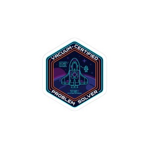 Könnte beinhalten: Ein sechseckiger Aufkleber mit Weltraumthema. Das Design zeigt ein Raumschiff, einen Astronauten und die Worte "VACUUM CERTIFIED" und "PROBLEM SOLVER" in einem Neonfarbschema. Zusätzlicher Text lautet "EYE CHECK / SKY VIEW / ATTITUDE OPTIMISTIC".