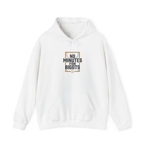 Puede incluir: Sudadera con capucha blanca con bolsillo delantero y capucha con cordón. La parte delantera de la sudadera con capucha presenta el texto "NO MINUTES FOR BIGOTS" en un diseño con temática de baloncesto con detalles en naranja y azul.