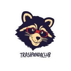Könnte beinhalten: Ein Aufkleber mit einem Cartoon-Waschbären mit roter Sonnenbrille. Der Waschbär hat ein schwarz-braunes Gesicht und lächelt. Der Text "TRASHPANDACLUB" ist darunter in Schwarz gedruckt.
