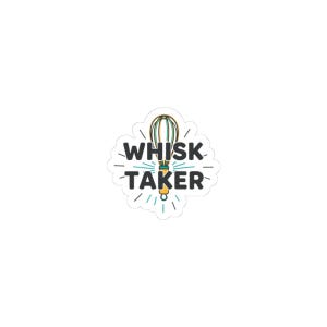 Könnte beinhalten: Ein weißer Aufkleber mit dem Text "WHISK TAKER" in Schwarz und Türkis. Darüber eine Illustration eines Schneebesens mit gelbem Griff und grünen und weißen Drähten. Das Design ist von Strahlenlinien umgeben.
