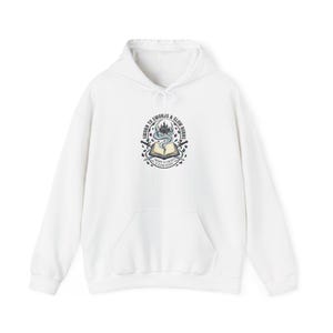 Könnte beinhalten: Weißer Kapuzenpullover mit einer Vordertasche und einem Kordelzug. Der Pullover zeigt eine kreisförmige Grafik mit dem Text "SWORN TO SWORDS & SLOW BURNS" um ein offenes Buch mit Rauch und Schwertern.
