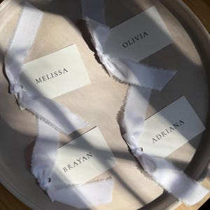 Salviagröna bröllopsplaceringskort med sidenband, personliga namnetiketter (8,5 x 5 cm) bild 13