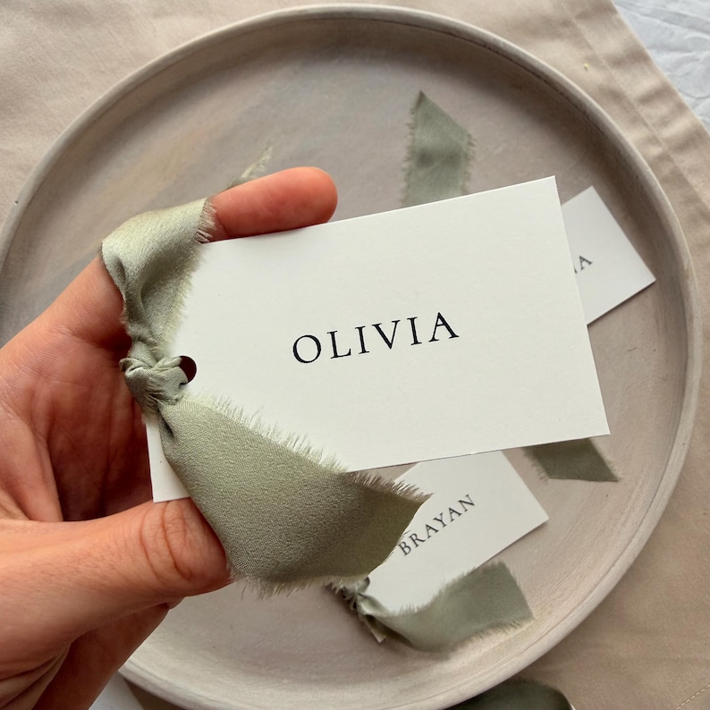 Salviagröna bröllopsplaceringskort med sidenband, personliga namnetiketter (8,5 x 5 cm) bild 10