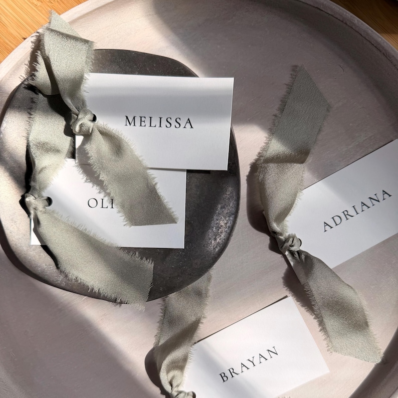 Salviagröna bröllopsplaceringskort med sidenband, personliga namnetiketter (8,5 x 5 cm) bild 6