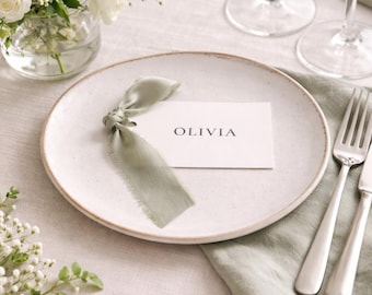 Salbeigrüne Tischkarten zur Hochzeit mit Seidenband und Namensschilder (9,5 x 5 cm)