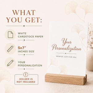 Może przedstawiać: Biały papier kartonowy z nadrukiem "Your Personalization", umieszczony na drewnianym uchwycie. Papier ma wymiary 12,7 x 17,8 cm. Obraz zawiera r&oacute;wnież tekst "What You Get:" i "Printed Just For You."