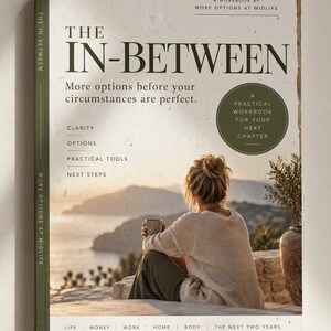 Op de afbeelding: Een werkboek getiteld The In-Between: More options before your circumstances are perfect. De omslag toont een persoon die buiten zit bij zonsondergang, een mok vasthoudt, met tekst die onderwerpen zoals helderheid en opties opsomt.