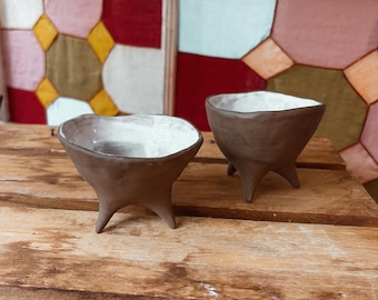 Mini cuenco de cerámica de gres natural minimalista marrón para salsa de soja / Utensilio de cocina trípode hecho a mano