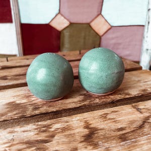 Puede incluir: Un letrero de madera rústico con el texto "Welcome to our home" en un estilo manuscrito. El letrero es rectangular, con un acabado envejecido y un diseño sencillo y acogedor. Adecuado para uso en interiores o exteriores.