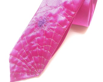 Krawatte mit Spinnennetz Stickerei