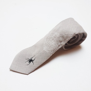 Krawatte mit Spinnennetz Stickerei