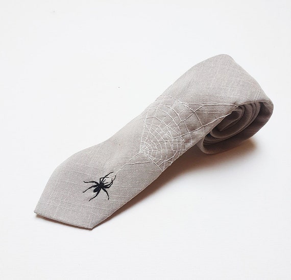Krawatte mit Spinnennetz Stickerei