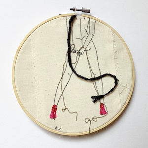 Textile Kunst Frau im Stickrahmen