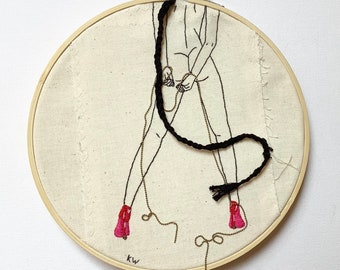 Textile Kunst Frau im Stickrahmen