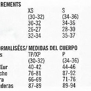 Pu&ograve; includere: Un'etichetta bianca con testo nero, "SIMPLICITY" e "R11001" sono stampati in alto.  "$21.95" e "A" sono stampati in basso.  L'etichetta elenca le misure del corpo in pollici per le taglie XS, S, M, L e XL.  L'etichetta elenca anche le misure del corpo in centimetri per le taglie TP/XP, P, M, G e TG/XG.