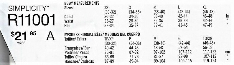 Pu&ograve; includere: Un'etichetta bianca con testo nero, "SIMPLICITY" e "R11001" sono stampati in alto.  "$21.95" e "A" sono stampati in basso.  L'etichetta elenca le misure del corpo in pollici per le taglie XS, S, M, L e XL.  L'etichetta elenca anche le misure del corpo in centimetri per le taglie TP/XP, P, M, G e TG/XG.