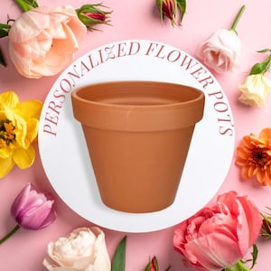 Peut inclure: Un pot de fleurs en terre cuite centré sur un fond circulaire blanc avec le texte PERSONALIZED FLOWER POTS disposé en cercle, entouré de diverses fleurs colorées dont des roses, jaunes et oranges sur une surface rose clair.