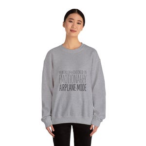 Sweater met ronde hals in vliegtuigmodus | Geestelijke gezondheid Humor, angstig maar functionerend, retro golvende minimalistische afbeelding afbeelding 9