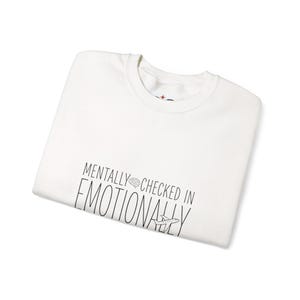 Sweater met ronde hals in vliegtuigmodus | Geestelijke gezondheid Humor, angstig maar functionerend, retro golvende minimalistische afbeelding afbeelding 3